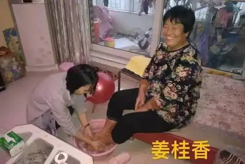 于桥乡开展念党恩孝双亲,为父母洗脚活动
