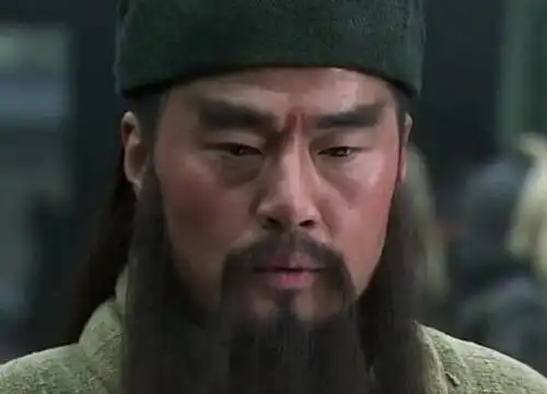 关羽温酒斩华雄时,有4大高手在场围观,个个能杀华雄,都是谁