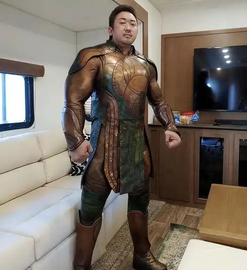 小猫咪吓到模糊马东锡超壮手臂比脸还大好惊人,是亚洲巨石强森