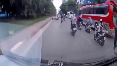 这算不算报应摩托男耍帅疯狂超车,3秒后表情痛苦倒地不起