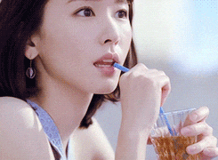 搞笑gif妹子,用报纸当裤子,竟然毫无违和感
