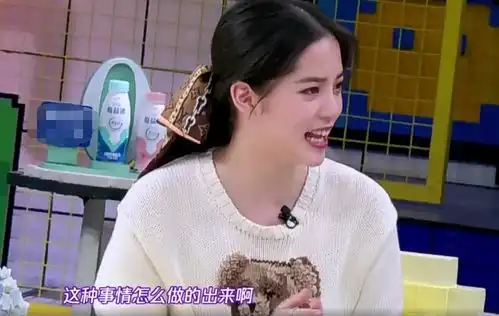 欧阳娜娜童年出圈表情包太奔放现场抱何炅大腿,神还原超可爱