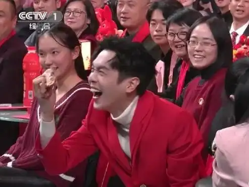 春晚现场变烧鸡,张若昀成春晚吃烧鸡第一人,狼吞虎咽的样子好帅