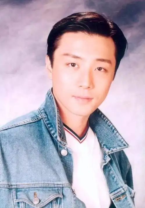 50岁香港男明星转行卖灯具时代抛弃我的时候,连一声再见都没说