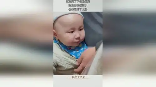 宝宝闻了下爸爸的脚,随后的表情亮了,仿佛看到了太奶