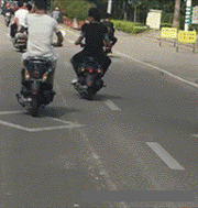 第一次到女友家做客,她爸妈都挺热情