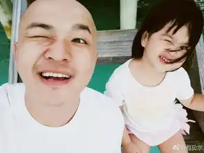 组图包贝尔与女儿欢乐度假父女自拍表情神同步