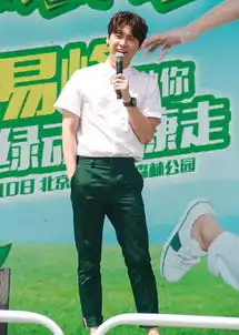 组图李易峰做活动与粉丝暴晒萌动表情像政委附体