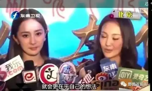 张艺兴领奖下跪,杨幂的表情亮了