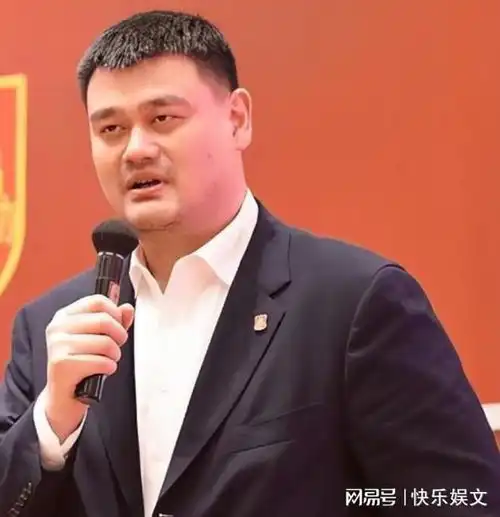 300斤姚明现身杭州亚运会20元包吃饱很划算,身高226cm饭量大