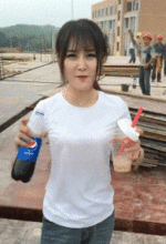 搞笑gif妹子你衣服什么材质的,看起来很神奇的样子