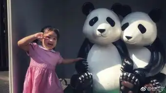包贝尔女儿游动物园,坐在好孩子口袋车上的照片亮了