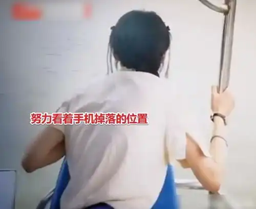 郑爽认真录节目手机却掉湖里,面对镜头强颜欢笑,粉丝看着很心疼