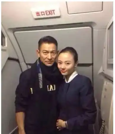 明星和空姐合影,马景涛最霸气,高圆圆最漂亮,郭德纲最有心机