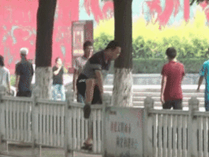 咋看延安这个后生翻栏杆多拘劲