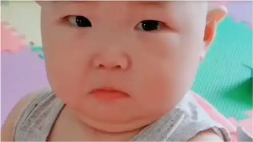 这大人当得可真不称职,看看把孩子给饿成啥样了,一个个委屈的小表情