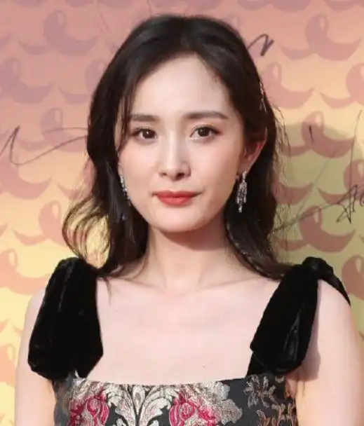 女明星再现超夸张修图沈月被p成一米八,关晓彤小胖胳膊成竹竿