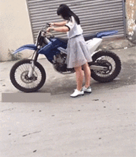 搞笑gif美女骑摩托车,都这么内涵吗
