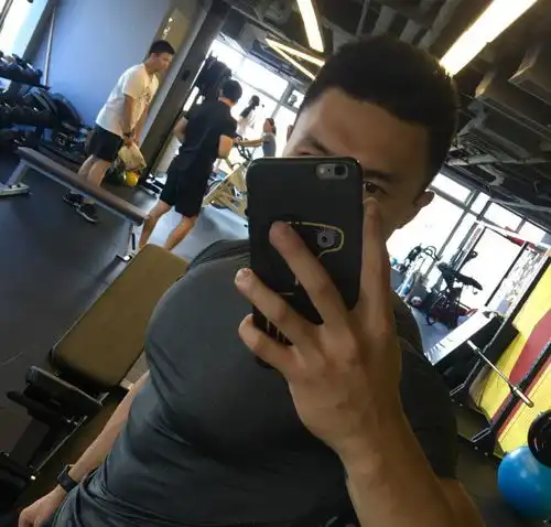 爱养狗的90后健身达人,背部刺青养眼,肌肉男与小奶狗才是绝配