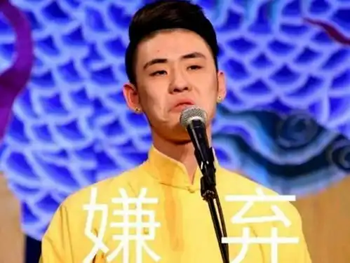 开心一笑被老妈拉去逛街当苦力,旁边有位美女在买衣服