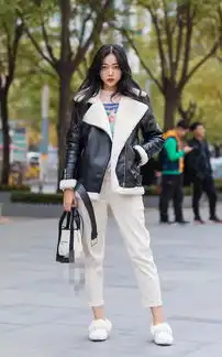 街拍美女选择了一条光腿神器搭配,更显时尚,性感