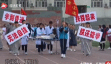爆笑gif妹子,穿得挺清凉的啊,就不怕感冒了吗