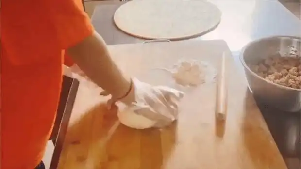 马苏在家包饺子,意外曝光豪华别墅,独栋多层还带游泳池