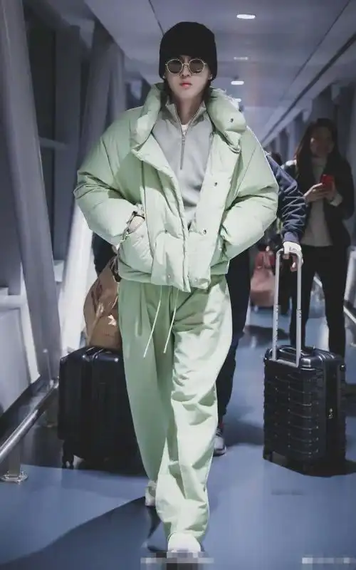 表情吴亦凡吃火锅被偶遇,路人小妹的表情惊讶成亮点,他生图一样能打表情