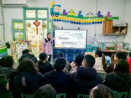 九龙坡区歇台子小学蒲公英幼儿园召开新学期家长会