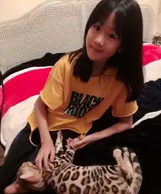 陆毅晒10岁女儿近照,贝儿如愿养猫笑成表情包,豹纹猫来历不小