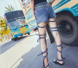 搞笑gif小伙子,没看到妹子的痛苦表情吗赶紧放开那个妹子