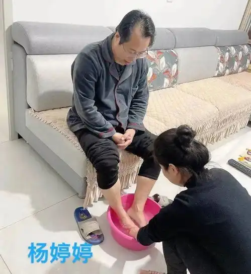 于桥乡开展念党恩孝双亲,为父母洗脚活动