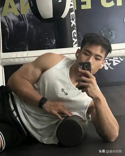 大块头脂包肌男人,让人迷恋他的腹肌