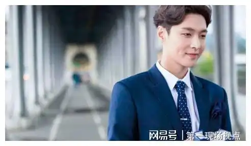 张艺兴被男粉丝表白,表情腼腆搞笑了,就差大声喊出哎哟喂了