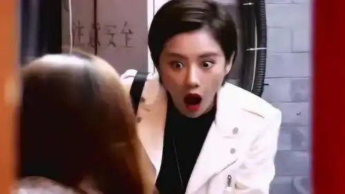 第一次见到这么大的泰迪伊一露出惊讶的表情