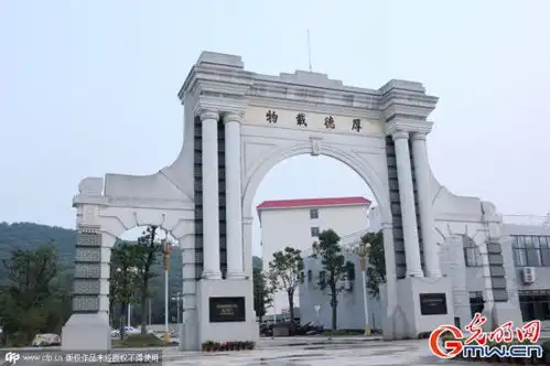 武汉一高校校门与清华大学撞脸