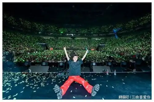 德云社张云雷北京演唱会,现场超燃,舞美炫酷,大合影照一片绿海