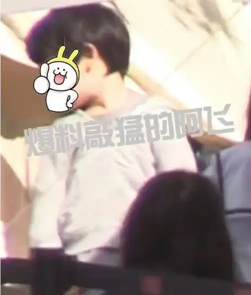 baby带儿子户外聚餐,小海绵转圈表情委屈,被阿姨抱怀里哄超软萌