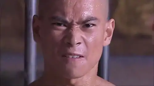 少林寺少林弟子武功高超,徒手掰开铁笼,飞身救下小师弟