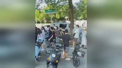 大学生骑电车没戴头盔排队接受处罚网友他们为什么不跑