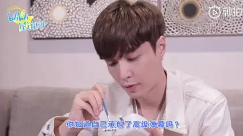 张艺兴看自己精忠报国视频高级弹幕时的惊讶表情高级舞台就该配高级弹幕
