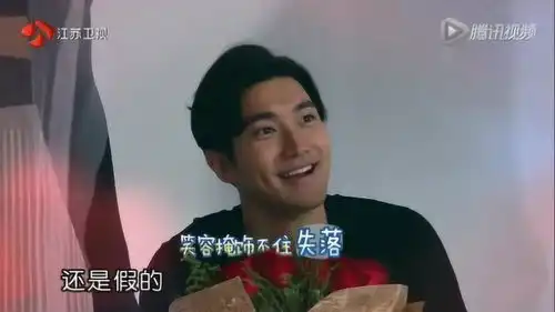 崔始源单膝下跪向刘雯求婚,刘雯以为开玩笑,崔始源表情很失落