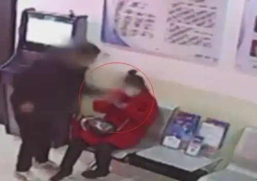 色胆包天醉汉派出所调戏女子,遭拒扇人耳光