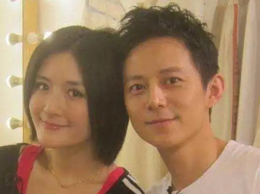 谢娜在快乐大本营无意中说了一句话,疑似暴露何炅是单身