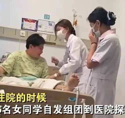 安徽一男孩骨折住院,6位女同学来轮番看望,妈妈的表情亮了