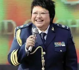 王俊凯米兰时装周归来穿一身运动装现身机场,机场走路气势犹如台上走秀神情动作都是那么帅气