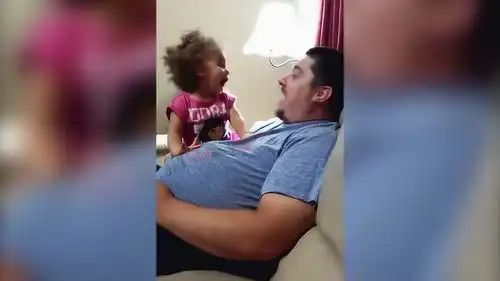 美女小妹妹和爸爸做一样的表情,逗得自己哈哈大笑,太可爱了