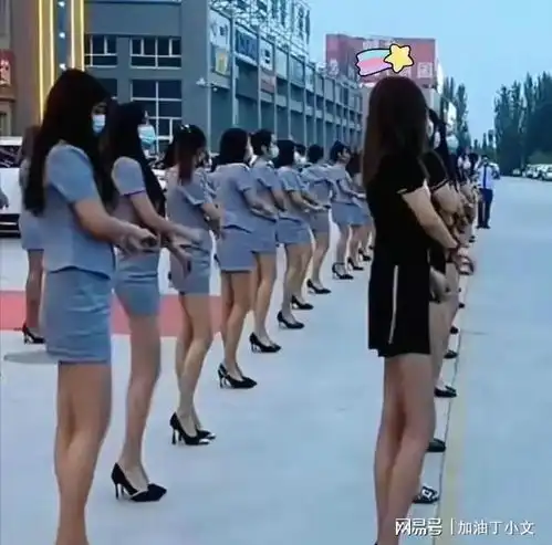 足浴店美女技师做早操,引来众多小伙子驻足观看