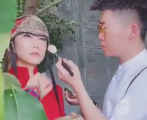 61岁杨丽萍依然活的很精致,脸蛋光滑无皱纹,被嘲脸僵有点假