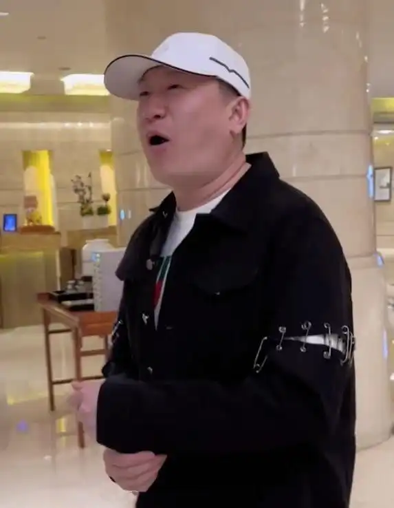 德云社张云雷广州开演唱会,为不让粉丝吃醋,都不敢招惹伴舞老师